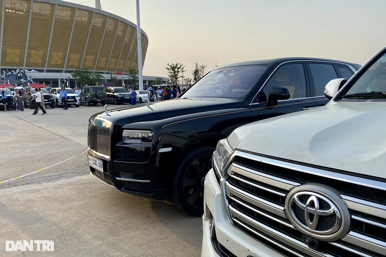 Bên dưới nắp ca-pô của mẫu SUV siêu sang này là cỗ máy V12 6,75 lít hút khí tự nhiên, cho công suất 563 mã lực và mô-men xoắn cực đại 850Nm, hộp số tự động 8 cấp kèm chức năng sang số bằng tín hiệu vệ tinh (để nhận diện địa hình). Cullinan tăng tốc 0-100km/h chỉ tốn 5,2 giây trước khi đạt vận tốc tối đa lên tới 250km/h.