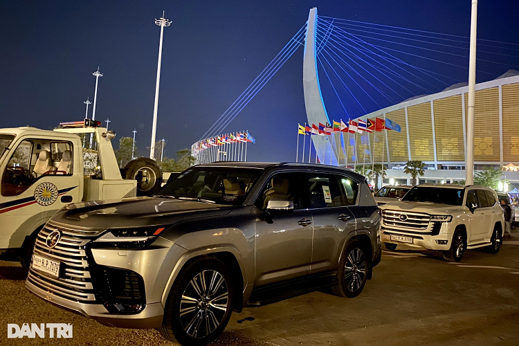 Lexus LX 600 ra mắt thị trường không lâu cũng đã được nhập khẩu vào Campuchia nhằm đáp ứng nhu cầu của đại gia nước này. Xe sử dụng động cơ V6 tăng áp kép 3.5L tương tự Land Cruiser 300, với công suất tối đa 409 mã lực và mô-men xoắn 650Nm. Sức mạnh được truyền đến bốn bánh thông qua hộp số tự động 10 cấp.