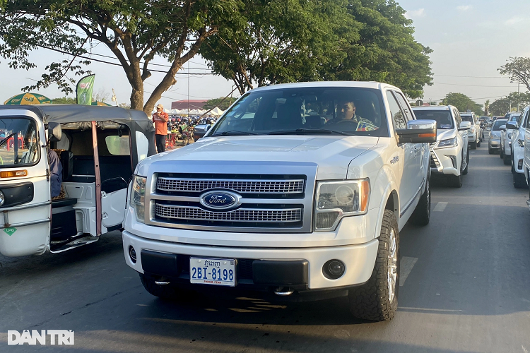 Chiếc bán tải Ford F-150 Platinum đời 2013 không quá đắt tiền nhưng thuộc diện hàng hiếm. Được biết, số lượng xe thế hệ này khá ít tại Campuchia và cũng rơi vào nhóm "độc" tại Việt Nam với giá trị hiện nay ước tính khoảng 2 tỷ đồng. Chiếc F-150 này được trang bị động cơ V6 3.5L tăng áp cho công suất tối đa 365 mã lực và mô-men xoắn cực đại 570Nm.