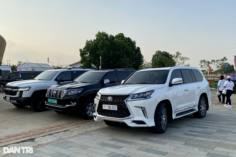 Một mẫu xe sang được đại gia Campuchia ưa chuộng và sử dụng để đến xem SEA Games 32 là Toyota Land Cruiser, bao gồm thế hệ J200 và J300. Các phiên bản xuất hiện tại sự kiện gồm GR Sport, VXR nhập khẩu Trung Đông và phiên bản tiêu chuẩn.