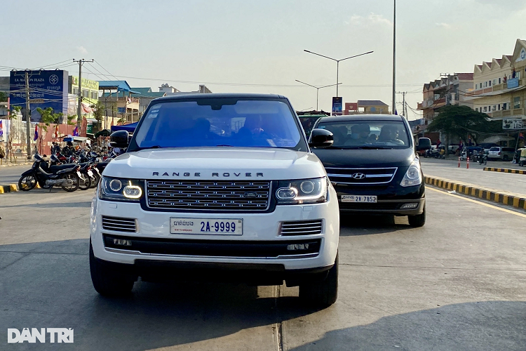 Range Rover Autobiography thế hệ thứ 4 xuất hiện tại SEA Games 32 mang biển số "tứ quý" 9 gây chú ý không kém. Đây cũng là mẫu xe được ưa chuộng tại Việt Nam, giá bán hiện tại ở mức 5-6 tỷ đồng tùy phiên bản.