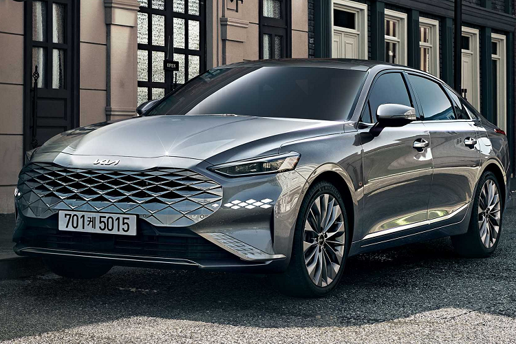 Việc Hyundai Grandeur thế hệ mới ra mắt thị trường Hàn Quốc vào cuối năm ngoái với thiết kế và trang bị lột xác càng đe dọa vị thế của Kia K8 ở thị trường nội địa. Đây có lẽ là một phần lý do khiến hãng Kia tung ra phiên bản cao cấp mới của dòng K8.