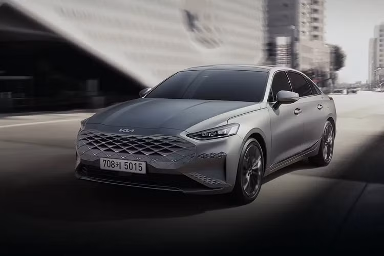 Được định vị cao hơn bản Signature, mẫu xe sedan Kia K8 Signature Special 2023 chỉ có 2 tùy chọn động cơ. Thứ nhất là động cơ xăng 4 xi-lanh, hút khí tự nhiên, dung tích 2.5L, sản sinh công suất tối đa 198 mã lực và mô-men xoắn cực đại 248 Nm. Thứ hai là hệ truyền động hybrid với máy xăng tăng áp, dung tích 1.6L, có công suất tổng cộng 230 mã lực.
