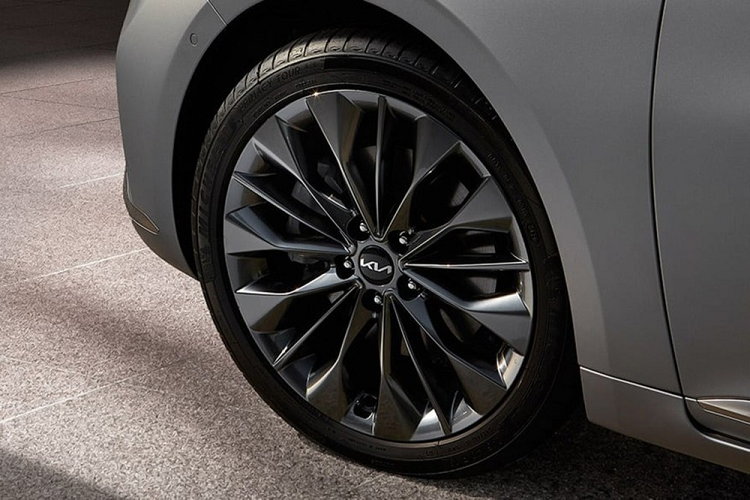 Ngoài ra, Kia K8 Signature Special 2023 dùng động cơ xăng 2.5L còn được trang bị vành la-zăng 19 inch màu tối. Nguyên nhân là bởi xe có hệ thống treo điều khiển điện tử tiêu chuẩn. Với hệ thống treo này, lực giảm chấn sẽ được điều chỉnh tự động theo điều kiện mặt đường và tình huống vận hành để tối ưu hóa cảm giác thoải mái của người ngồi trên xe.