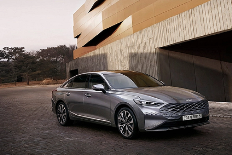 Tại thị trường Hàn Quốc, giá xe Kia K8 Signature Special 2023 máy xăng khởi điểm 40,99 triệu Won (khoảng 740 triệu đồng). Con số tương ứng của Kia K8 Signature Special Hybrid 2023 là 45,57 triệu Won (823 triệu đồng). Trong năm 2022, hãng Kia đã bán được tổng cộng 45.650 chiếc K8 cho khách hàng Hàn Quốc, thấp hơn đáng kể so với người anh em Hyundai Grandeur (67.030 xe).