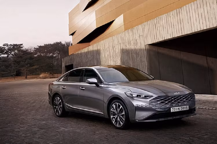 Tại thị trường Hàn Quốc, giá xe Kia K8 Signature Special 2023 máy xăng khởi điểm 40,99 triệu Won (khoảng 740 triệu đồng). Con số tương ứng của Kia K8 Signature Special Hybrid 2023 là 45,57 triệu Won (823 triệu đồng). Trong năm 2022, hãng Kia đã bán được tổng cộng 45.650 chiếc K8 cho khách hàng Hàn Quốc, thấp hơn đáng kể so với người anh em Hyundai Grandeur (67.030 xe).