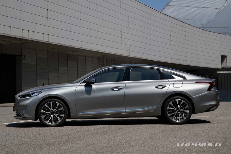 Điều hòa tự động 3 vùng, màn hình hiển thị thông tin kính lái HUD 12 inch, ghế lái Ergo Motion Seat hay ghế phụ lái chỉnh điện 8 hướng. Thêm vào đó là phanh khẩn cấp tự động, hỗ trợ giới hạn tốc độ, camera 360 độ, hỗ trợ tránh va chạm khi lùi đỗ xe, hỗ trợ đỗ xe thông minh từ xa và 9 túi khí.