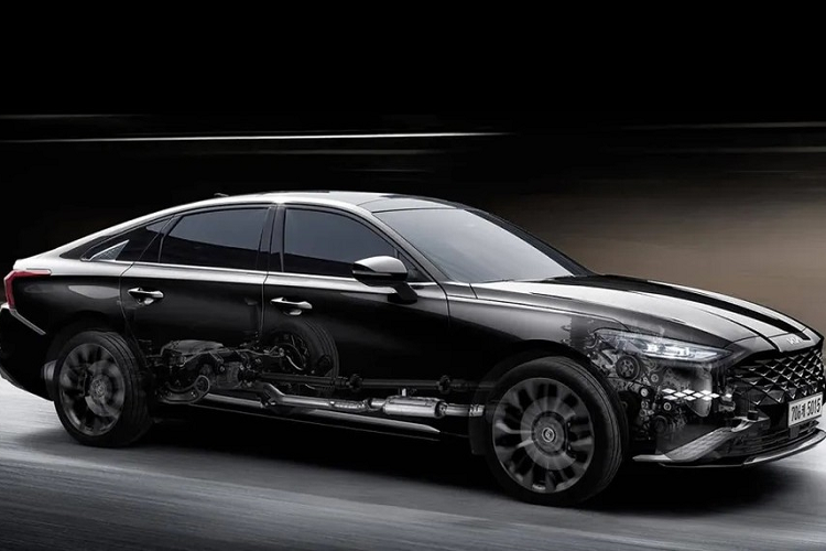 So với các bản còn lại, Kia K8 Signature Special sở hữu thiết kế tổng thể không có gì khác biệt. Tuy nhiên, bản cao cấp này có thêm tùy chọn màu sắc mới là xám nhám Moonscape Matte Gray. Đây là màu sơn dành riêng cho bản trang bị này và có giá 400.000 Won (khoảng 7 triệu đồng).