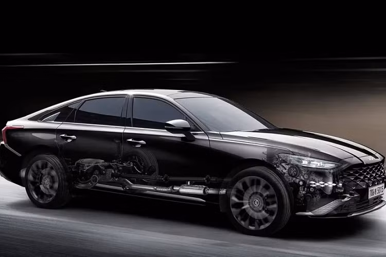 So với các bản còn lại, Kia K8 Signature Special sở hữu thiết kế tổng thể không có gì khác biệt. Tuy nhiên, bản cao cấp này có thêm tùy chọn màu sắc mới là xám nhám Moonscape Matte Gray. Đây là màu sơn dành riêng cho bản trang bị này và có giá 400.000 Won (khoảng 7 triệu đồng).