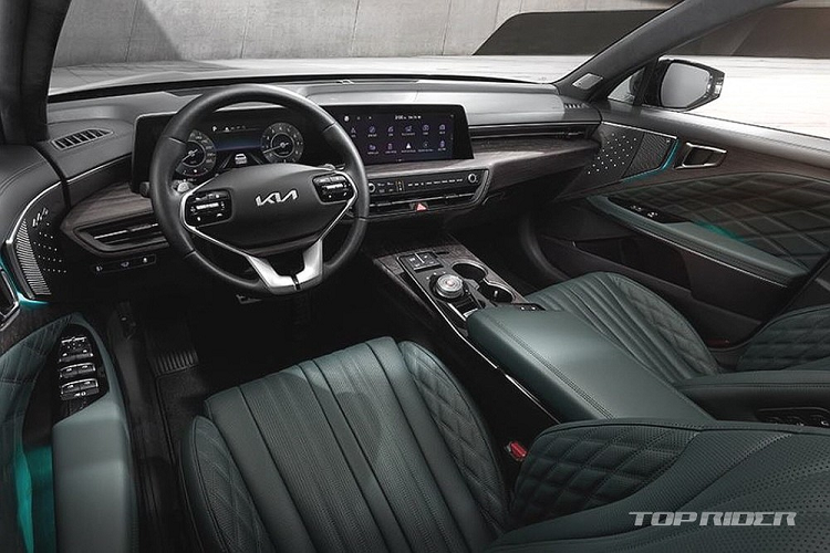 Trong khi đó, Kia K8 Signature Special Hybrid 2023 dùng vành hợp kim 18 inch. Bên trong Kia K8 Signature Special 2023 là không gian nội thất được bọc da màu xanh đậm Deep Green. Đây là màu nội thất dành riêng cho phiên bản này. Nếu muốn, khách hàng Hàn Quốc có thể chọn màu nội thất khác là nâu.