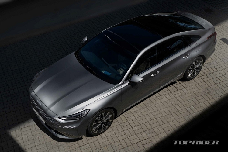 Những trang bị còn lại của Kia K8 Signature Special 2023 không có gì khác so với bản Signature, ví dụ như vô lăng 3 chấu, màn hình cong cỡ lớn trên mặt táp-lô, kết hợp giữa bảng đồng hồ kỹ thuật số và màn hình thông tin giải trí cùng có kích thước 12,3 inch, màn hình cảm ứng chỉnh điều hòa, nút bấm chuyển số, hệ thống âm thanh Meridian 14 loa