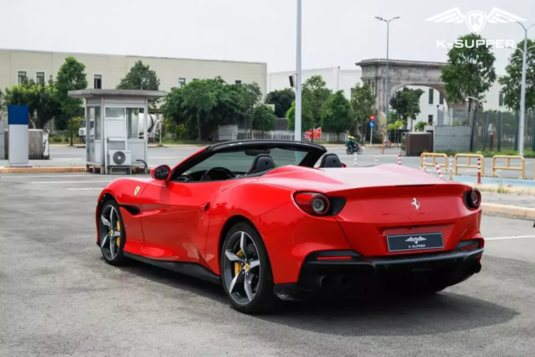 Ferrari Portofino là siêu xe mui trần nối tiếp thành công của Ferrari California để lại, hiện dòng xe này chỉ mới bị khai tử trong năm nay, tức là hãng không còn sản xuất nữa và tại Việt Nam, hiện chỉ có đúng 1 xe Ferrari Portofino M đang được chào bán.