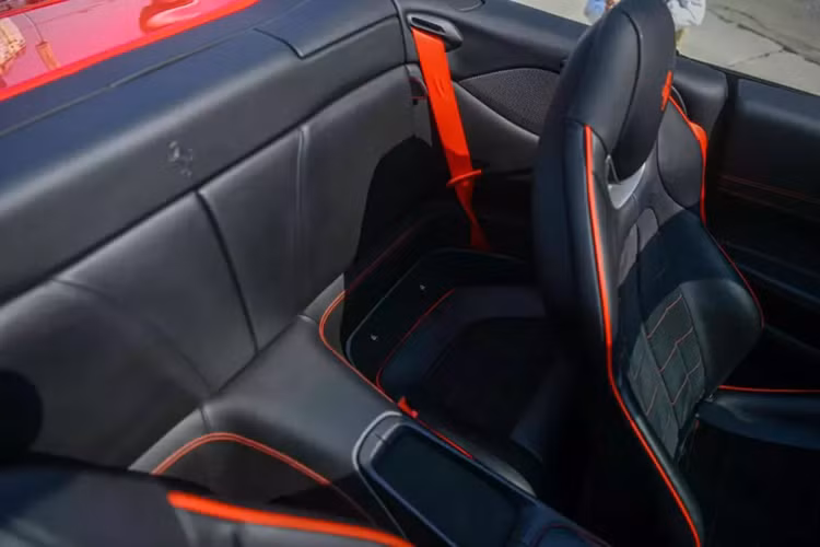 So với phiên bản tiêu chuẩn, Ferrari Portofino M nhận được sự nâng cấp nhẹ ở ngoại hình với hốc gió 2 bên đầu xe được sửa đổi thiết kế, trong khi chi tiết này trên Ferrari Portofino có xu hướng vuốt cong vào trong, bản nâng cấp giữa vòng đời lại mở ra ngoài.