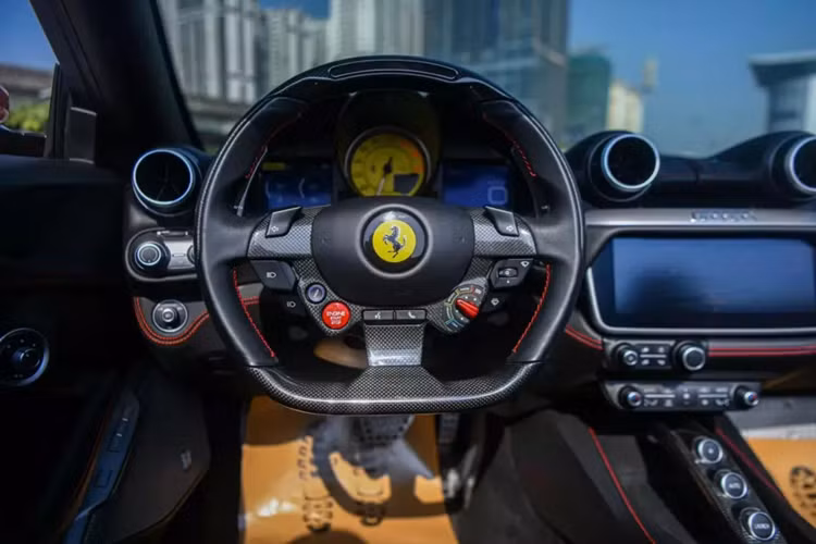 Siêu xe mui trần Ferrari Portofino M vẫn được trang bị khối động cơ V8, tăng áp kép, dung tích 3.9 lít nhưng đã được tinh chỉnh lại nhằm cho công suất tối đa 612 mã lực, tăng 20 mã lực và mô-men xoắn cực đại của siêu xe này là 760 Nm, ngang với chiếc siêu xe Ferrari Roma.