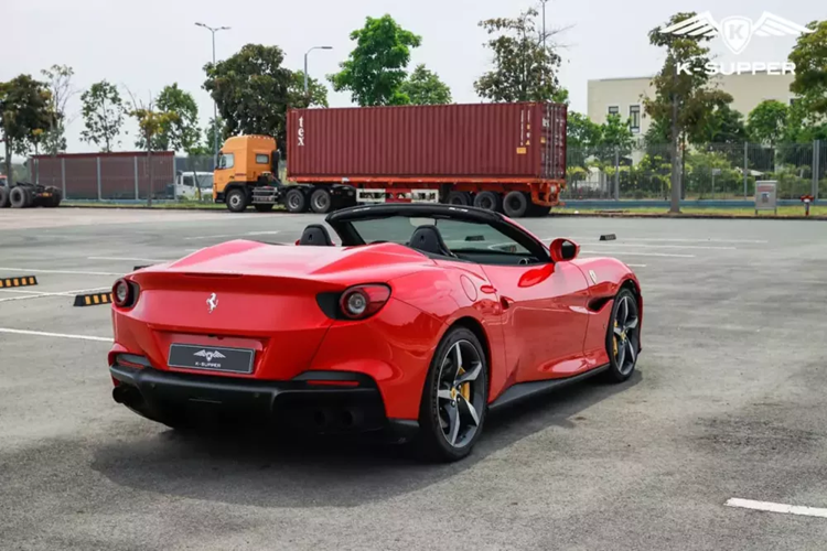 Sau khi tay trùm siêu xe này bị bắt vì hành vi lừa đảo và chiếm đoạt tài sản, chiếc xe Ferrari Portofino M độc nhất vô nhị tại Việt Nam được nhìn thấy lăn bánh ở Hà Nội, và từ đó, xe được nhiều showroom chào bán lại.