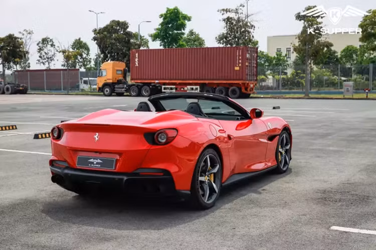 Sau khi tay trùm siêu xe này bị bắt vì hành vi lừa đảo và chiếm đoạt tài sản, chiếc xe Ferrari Portofino M độc nhất vô nhị tại Việt Nam được nhìn thấy lăn bánh ở Hà Nội, và từ đó, xe được nhiều showroom chào bán lại.