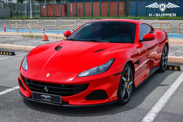 Qua tìm hiểu chúng tôi được biết, chiếc siêu xe Ferrari Portofino M duy nhất tại Việt Nam đang được chào bán với mức giá 10,9 tỷ đồng, đã lăn bánh 8.000 km, xe đời 2021, với tầm tiền này, bạn sẽ có khá nhiều sự lựa chọn cho siêu xe lướt, nhưng độ mới, độ độc như Ferrari Portofino M thì chỉ có 1.