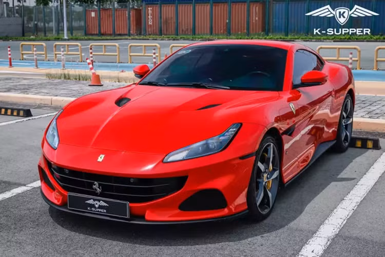 Qua tìm hiểu chúng tôi được biết, chiếc siêu xe Ferrari Portofino M duy nhất tại Việt Nam đang được chào bán với mức giá 10,9 tỷ đồng, đã lăn bánh 8.000 km, xe đời 2021, với tầm tiền này, bạn sẽ có khá nhiều sự lựa chọn cho siêu xe lướt, nhưng độ mới, độ độc như Ferrari Portofino M thì chỉ có 1.