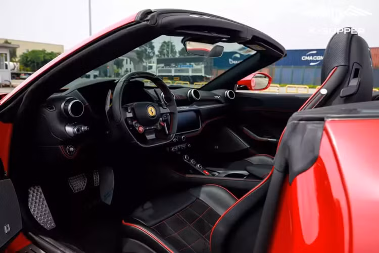 Ferrari Portofino cũng tương tự như California chỉ có duy nhất 1 biến thể mui trần, nóc nhà là loại mui xếp cứng, rất thời trang, cũng như tiện lợi, không lo thời gian dài sử dụng, sẽ bị biến dạng và xuống cấp như là mui xếp mềm. Nếu đàn anh có đến 10 năm xuất hiện trên thị trường thì Ferrari Portofino lại chỉ có vỏn vẹn 6 năm, từ 2017 đến 2023, và nó chỉ mới bị khai tử trong năm nay.