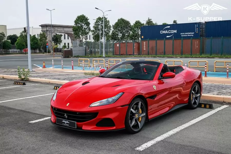 Ferrari Portofino có 2 phiên bản là tiêu chuẩn và nâng cấp giữa vòng đời, gọi là Ferrari Portofino M, đàn anh của nó là California T. Chữ “M” là viết tắt của “Modificata”, có nghĩa là “tinh chỉnh” trong tiếng Ý, nhằm nói đến những nâng cấp mà Ferrari đã thực hiện trên mẫu siêu xe mui trần này không chỉ ở thiết kế mà còn cải thiện công suất.