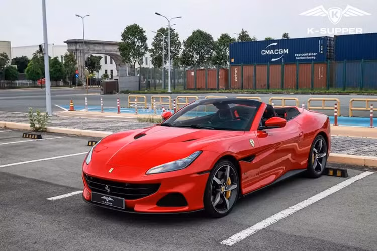 Ferrari Portofino có 2 phiên bản là tiêu chuẩn và nâng cấp giữa vòng đời, gọi là Ferrari Portofino M, đàn anh của nó là California T. Chữ “M” là viết tắt của “Modificata”, có nghĩa là “tinh chỉnh” trong tiếng Ý, nhằm nói đến những nâng cấp mà Ferrari đã thực hiện trên mẫu siêu xe mui trần này không chỉ ở thiết kế mà còn cải thiện công suất.