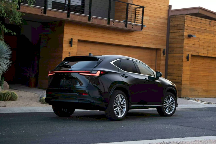 NX 350 2024 trang bị tiêu chuẩn hệ dẫn động 4 bánh AWD và có giá khởi điểm từ 43.965 USD, tức tăng thêm 450 USD. Phiên bản này được trang bị động cơ 2.4L 4 xi-lanh tăng áp, cho công suất tối đa 275 mã lực và mô-men xoắn cực đại 430 Nm