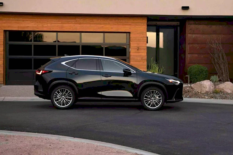 Đi kèm với những cập nhật là giá bán Lexus NX 2024 cũng được điều chỉnh tăng từ 39.755 USD lên 40.205 USD đối với NX 250 2024 bản tiêu chuẩn.