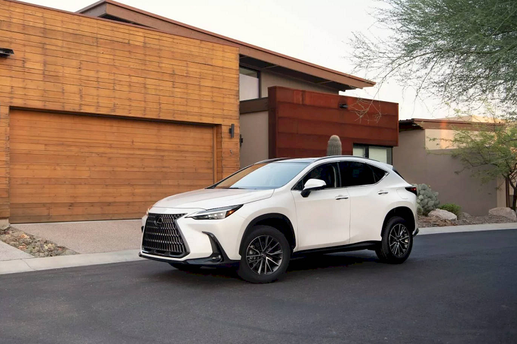 Phiên bản này sử dụng hệ truyền động plug-in hybrid bao gồm động cơ 2.5L, mô-tơ điện và bộ pin lithium-ion 18.1 kWh. Hệ truyền động này cho tổng công suất kết hợp 302 mã lực và phạm vi hoạt động ở chế độ thuần điện là 60 km.