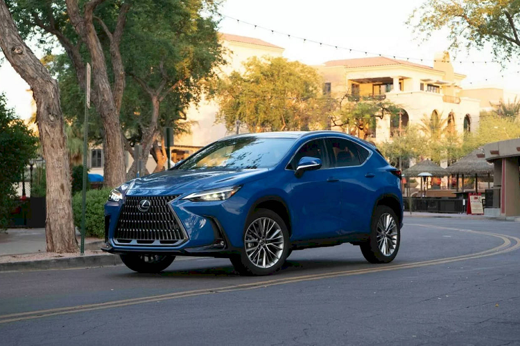 Biến thể NX 350h có giá khởi điểm 43.805 USD và sử dụng hệ truyền động hybrid, kết hợp động cơ xăng 2.5L 4 xi-lanh với một mô-tơ điện, cho công suất kết hợp 240 mã lực. Cuối cùng và cao cấp nhất là NX 450h+ có giá khởi điểm 58.655 USD, tăng 950 USD.