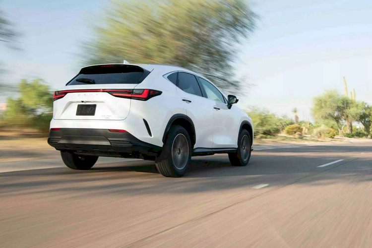 Cụ thể, nếu khách hàng chọn màu nội thất nào trong số các lựa chọn gồm Đen, Đen/Kem Đậm, Palomino và Đỏ Rioja thì sẽ nhận được thêm “các mảng màu trang trí ở hộc đựng đồ và khu vực táp-lô phía hành khách.” Nội thất của Đỏ Circuit và Đen/Kem Đậm tương tự nhau, nhưng chúng có các điểm nhấn màu mới trên táp-pi cửa.