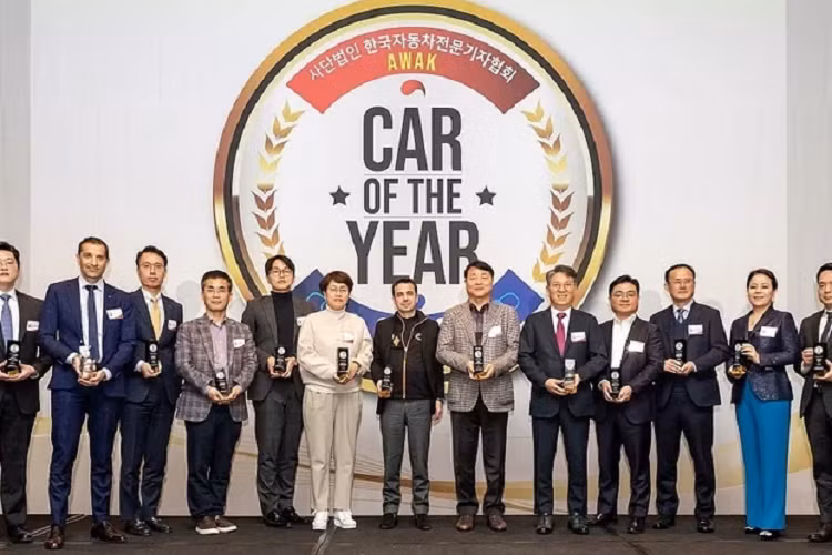 Tổ chức này đã tổ chức lễ trao giải 'Xe hơi của năm 2023 tại Hàn Quốc' nhằm vinh danh những mẫu xe ấn tượng nhất trong năm trước đó. 30 thành viên của Hiệp hội nhà báo ôtô Hàn Quốc đã thực hiện chấm điểm các xe thực tế tại đường đua ở Pocheon, Gyeonggi-do.