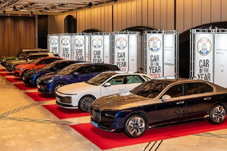 Mẫu xe sedan Hyundai Grandeur Hybrid được xem là đại diện duy nhất của Hàn Quốc cạnh tranh cùng các mẫu sedan cỡ trung và cỡ lớn đến từ Đức. Chiến thắng của Grandeur Hybrid cũng khá sít sao khi nó đạt 6515,9 điểm, còn mẫu sedan BMW i7 của Đức đạt 6424,85 điểm.