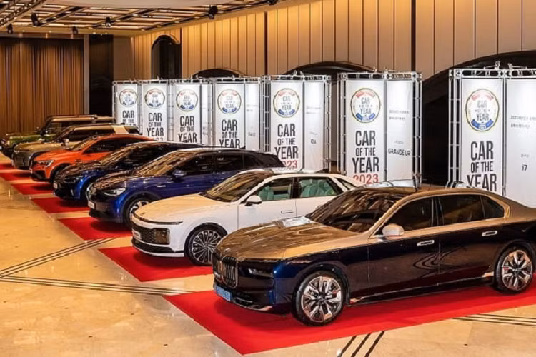 Mẫu xe sedan Hyundai Grandeur Hybrid được xem là đại diện duy nhất của Hàn Quốc cạnh tranh cùng các mẫu sedan cỡ trung và cỡ lớn đến từ Đức. Chiến thắng của Grandeur Hybrid cũng khá sít sao khi nó đạt 6515,9 điểm, còn mẫu sedan BMW i7 của Đức đạt 6424,85 điểm.