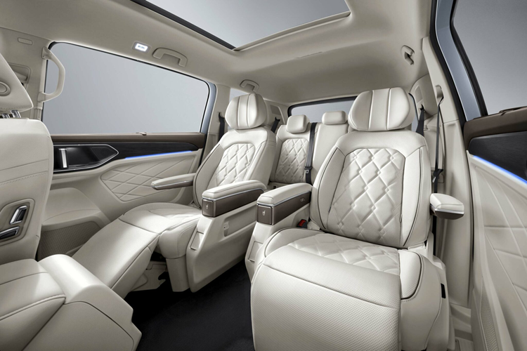 Điểm cuốn hút và tạo nên cá tính riêng của Volkswagen Viloran chính là phong cách thiết kế đậm chất Đức. Phong cách thiết kế V-line đặc trưng được làm nổi bật với cụm lưới tản nhiệt mạ chrome tạo hình bắt mắt, phối hợp hài hòa với cụm đèn pha IQ.Light – trứ danh của Volkswagen.