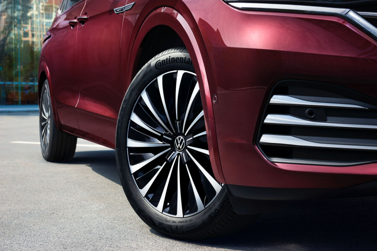 Ngoài ra, Viloran còn có hệ thống cảnh báo tiền va chạm FCW và hỗ trợ phanh khẩn cấp AEB, hỗ trợ đỗ xe tự động Park Assist giúp người lái tự tin khi đỗ xe trong điều kiện chật hẹp.