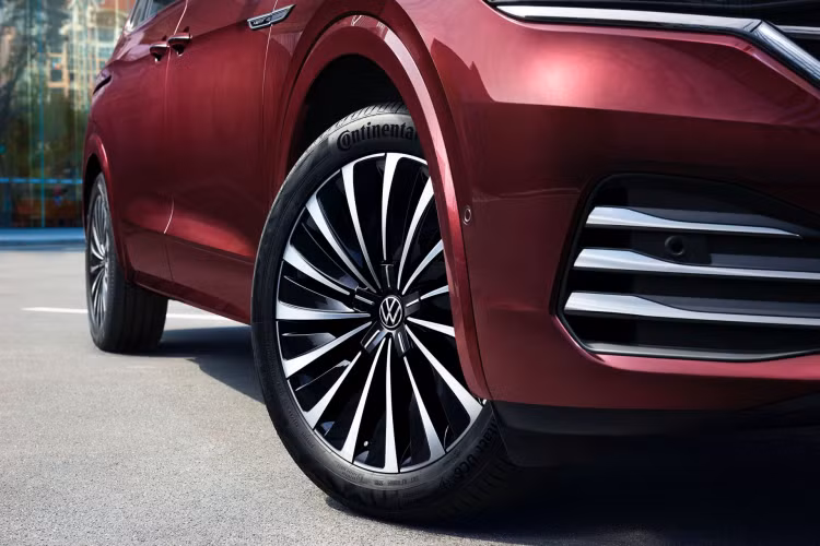 Ngoài ra, Viloran còn có hệ thống cảnh báo tiền va chạm FCW và hỗ trợ phanh khẩn cấp AEB, hỗ trợ đỗ xe tự động Park Assist giúp người lái tự tin khi đỗ xe trong điều kiện chật hẹp.