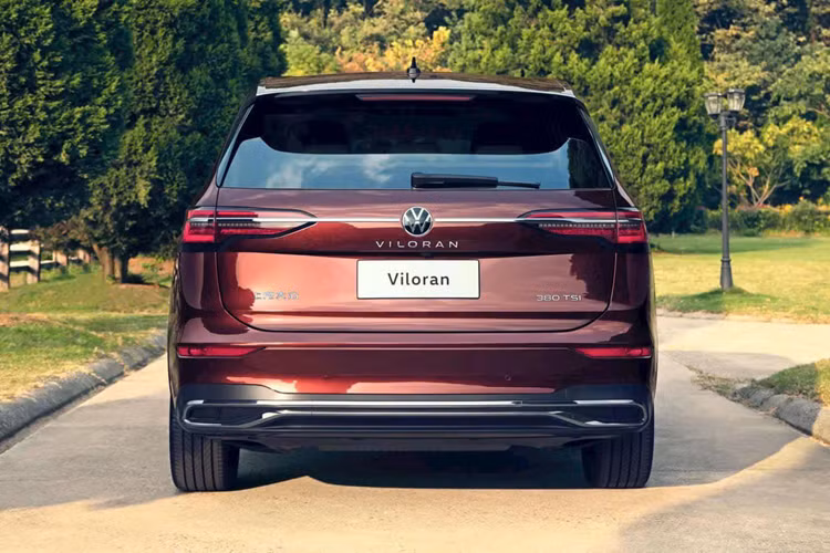 Phần gối tựa đầu điều chỉnh ôm sát hai bên, tạo tư thế ngồi hoặc nằm thoải mái, thư giãn tối đa. Cả hai phiên bản Viloran dùng chung khối động cơ 2.0L tăng áp, sản sinh công suất 220 mã lực và mô-men xoắn 350 Nm, kết hợp hộp số tự động ly hợp kép DSG (Direct Shift Gearbox) 7 cấp thế hệ mới và hệ dẫn động cầu trước.