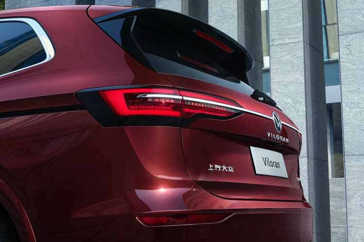 Volkswagen Viloran là mẫu MPV đầu bảng nên không thể thiếu tính năng kiểm soát hành trình thích ứng – ACC được kích hoạt trong khoảng tốc độ 30-210 km/h. Tính năng tự động duy trì tốc độ với xe phía trước mang lại sự thoải mái cho người điều khiển xe đặc biệt là khi di chuyển trên cao tốc.