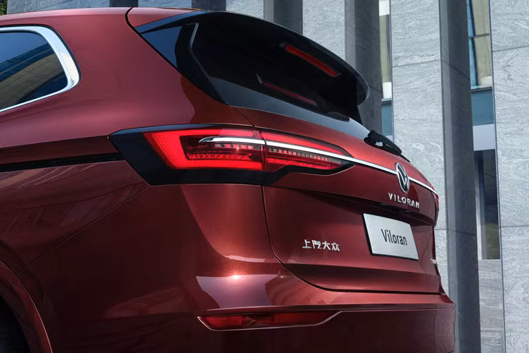 Volkswagen Viloran là mẫu MPV đầu bảng nên không thể thiếu tính năng kiểm soát hành trình thích ứng – ACC được kích hoạt trong khoảng tốc độ 30-210 km/h. Tính năng tự động duy trì tốc độ với xe phía trước mang lại sự thoải mái cho người điều khiển xe đặc biệt là khi di chuyển trên cao tốc.