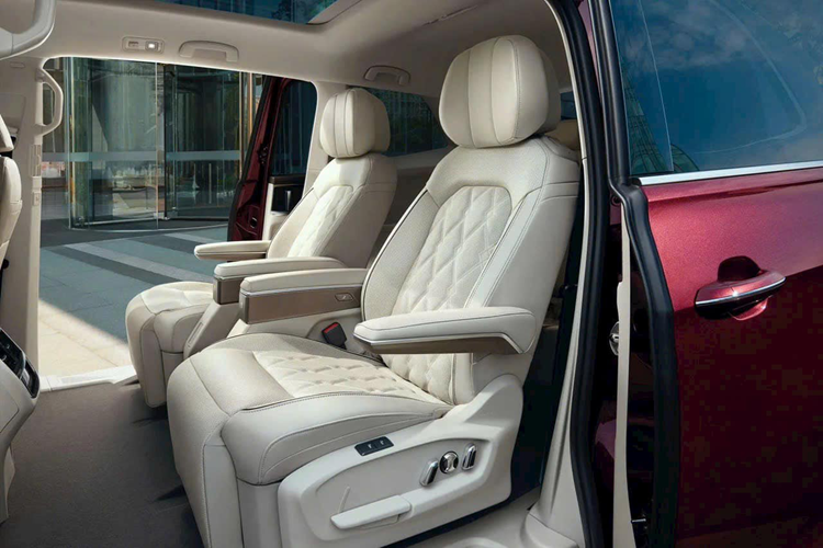 Bên cạnh đó còn có bệ tì tay riêng, khay để ly, khay để điện thoại, cổng sạc, hộc chứa đồ và có lối đi ở giữa. Hàng ghế phụ phía trước có nút điều khiển để mở rộng không gian để chân. Nhằm tăng sự thoải mái, Volkswagen còn bổ sung chức năng làm mát/sấy ghế, massage 3 chế độ.