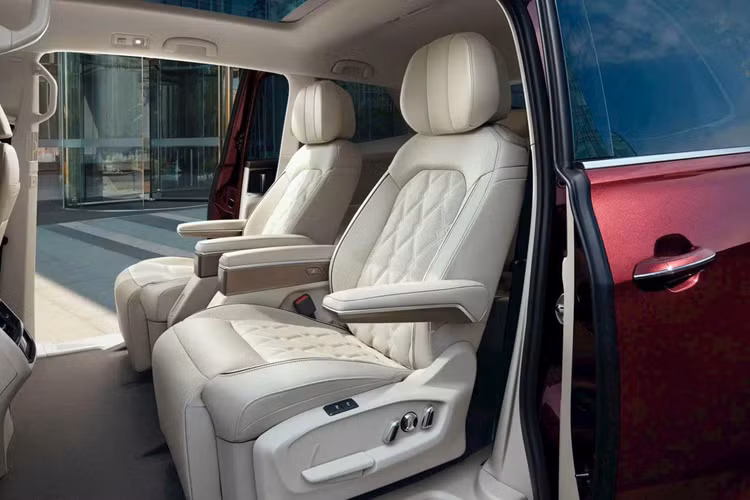 Bên cạnh đó còn có bệ tì tay riêng, khay để ly, khay để điện thoại, cổng sạc, hộc chứa đồ và có lối đi ở giữa. Hàng ghế phụ phía trước có nút điều khiển để mở rộng không gian để chân. Nhằm tăng sự thoải mái, Volkswagen còn bổ sung chức năng làm mát/sấy ghế, massage 3 chế độ.