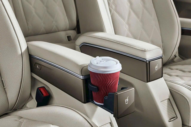 Khoang nội thất thể rõ sự cao cấp và tinh tế với các chất liệu cao cấp. Ghế được bọc da cao cấp, mềm mại và thoải mái. Hàng ghế thứ 2 dạng thương gia bố trí riêng biệt có bệ đỡ chân điều chỉnh điện, có khả năng chỉnh góc 90 độ.