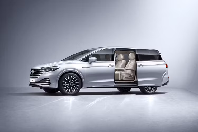 Không chỉ hướng đến Celebrities, mẫu xe MPV Volkswagen Viloran còn là mẫu xe phù hợp với thương gia, doanh nhân và giới thượng lưu đang lựa chọn mẫu xe MPV thực dụng có thể dễ dàng di chuyển trong phố và tiện nghi trong những chuyến du lịch.