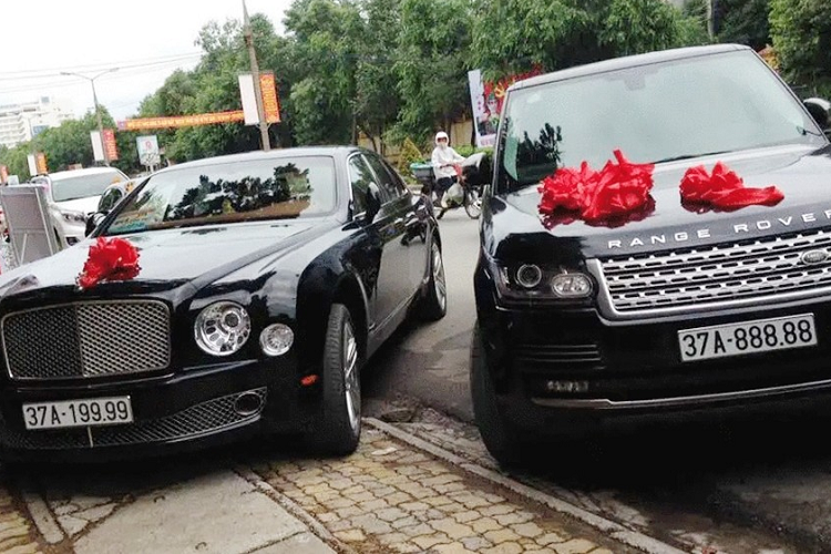 Tham khảo trên các trang mua bán xe trực tuyến, mức giá xe Range Rover Autobiography 5.0 đời 2013 hiện đang được rao bán từ 2,8 đến 4 tỷ đồng. Như vậy, mức giá mà chủ xe Range Rover đời 2013 mang biển số 37A-888.88 là khá tốt, thậm chí, có không ít người quan tâm và tìm hiểu muốn mua xe, vì chiếc biển số ngũ quý 8 này đã quá lời.