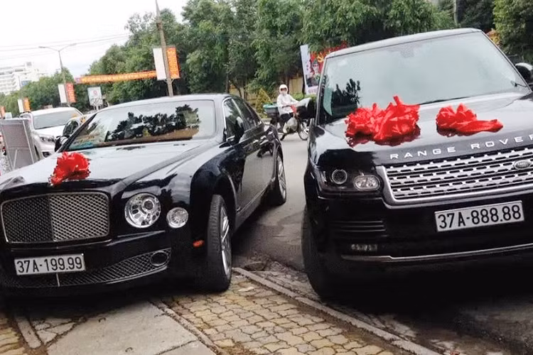 Tham khảo trên các trang mua bán xe trực tuyến, mức giá xe Range Rover Autobiography 5.0 đời 2013 hiện đang được rao bán từ 2,8 đến 4 tỷ đồng. Như vậy, mức giá mà chủ xe Range Rover đời 2013 mang biển số 37A-888.88 là khá tốt, thậm chí, có không ít người quan tâm và tìm hiểu muốn mua xe, vì chiếc biển số ngũ quý 8 này đã quá lời.