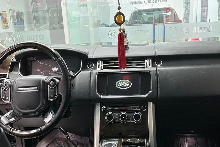 Hiện tại, chiếc SUV hạng sang Range Rover Autobiography 5.0 đời 2013 đã lăn bánh được hơn 18.000 km, xe được chủ nhân khẳng định là không ngập nước, máy móc còn nguyên vẹn, chỉ làm thủ tục bán xe từ ngày mai, cũng là ngày mở đầu cho việc cấp biển số định danh.