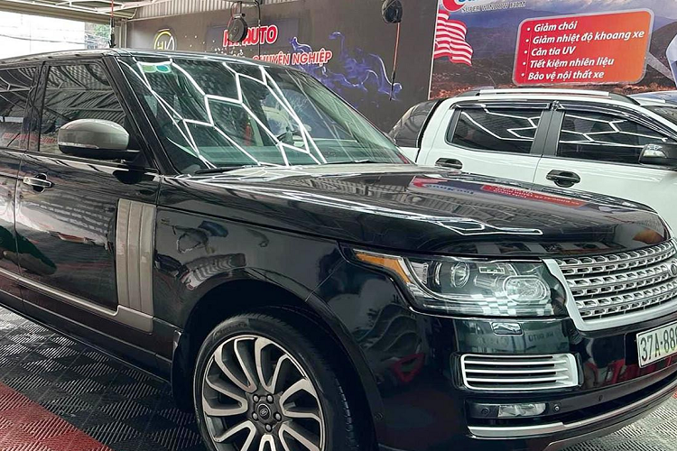 Chiếc xe SUV hạng sang Range Rover Autobiography 5.0 đời 2013 mang biển kiểm soát 37A-888.88 này đã từng gây xôn xao giới truyền thông vào năm 2014, lý do là thời điểm đó, biển số của xe được cho "nhảy cóc", các xe đều đang mang đầu số mới nhất là 3 nhưng không hiểu chủ xe Range Rover Autobiography 5.0 này đã bấm ra sao, nhảy hẳn lên đầu số 8, còn là ngũ quý 8.
