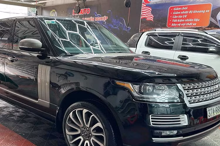 Chiếc xe SUV hạng sang Range Rover Autobiography 5.0 đời 2013 mang biển kiểm soát 37A-888.88 này đã từng gây xôn xao giới truyền thông vào năm 2014, lý do là thời điểm đó, biển số của xe được cho "nhảy cóc", các xe đều đang mang đầu số mới nhất là 3 nhưng không hiểu chủ xe Range Rover Autobiography 5.0 này đã bấm ra sao, nhảy hẳn lên đầu số 8, còn là ngũ quý 8.