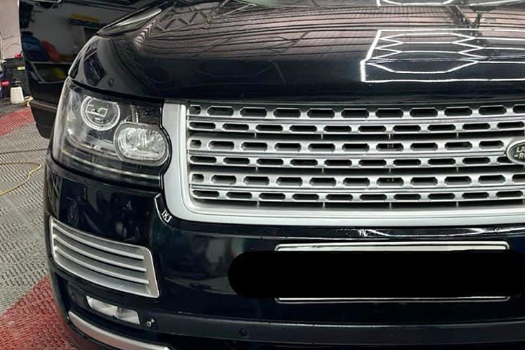 Đại gia Nghệ An này chia sẻ đã đặt mua một chiếc xe SUV hạng sang Range Rover đời mới nhưng chưa rõ bản gì, nhiều khả năng, "vợ mới" này sẽ được anh lắp chiếc biển số 37A-888.88 của xe cũ sang.