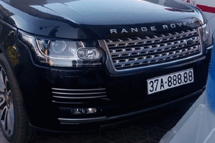 Thông tin chúng tôi tìm hiểu có được, chủ nhân của chiếc SUV hạng sang Range Rover này là 1 người cực đam mê và sở hữu dàn xe rất khủng, vài chiếc trong đó mang biển tứ quý và cá biệt, chiếc Range Rover sở hữu biển ngũ quý 8, chiếc xe này thuộc đời 2013, bản Autobiography 5.0